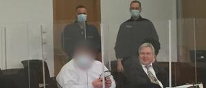 Der Angeklagte erschien im weißen Pullover zum ersten Prozesstag.