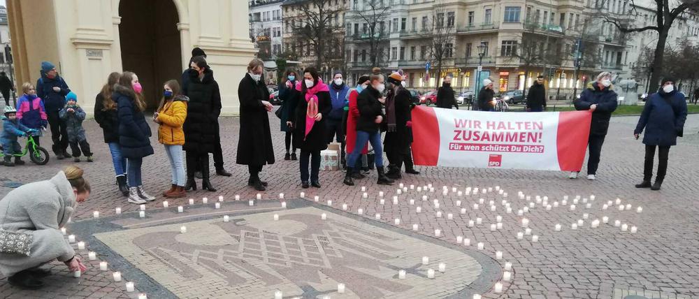 Die Kerzenaktion am Brandenburger Tor war laut SPD bewusst nicht als große Versammlung geplant.