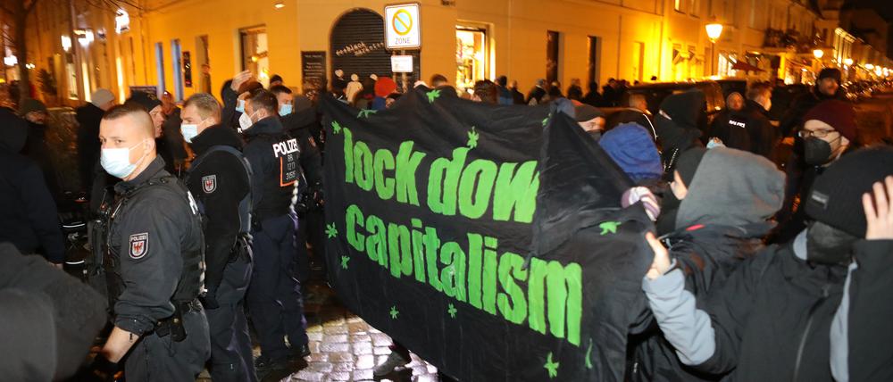 Linke Gegendemonstranten stellten sich in der Vorwoche dem nicht genehmigten "Lichterspaziergang" in der Gutenbergstraße entgegen.