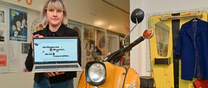 Projektleiterin Sabrina Kotzian neben einem Moped vom Typ Schwalbe.