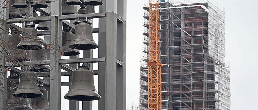 Aufwärts. Das Glockenspiel und der Turm der Garnisonkirche im Hintergrund.