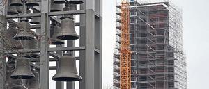 Aufwärts. Das Glockenspiel und der Turm der Garnisonkirche im Hintergrund.