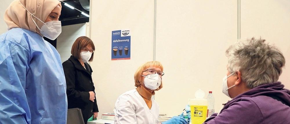 In der Metropolishalle haben die Impf-Schulungen für Brandenburger Apotheker:innen begonnen.