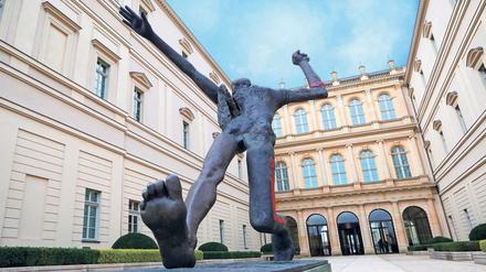 Jahrhundertschritt. Wolfgang Mattheuers Skulptur im Barberini-Hof.