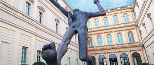 Jahrhundertschritt. Wolfgang Mattheuers Skulptur im Barberini-Hof.