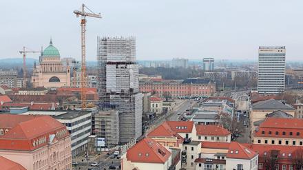 Unvereinbar? Der Wiederaufbau des Turms der Garnisonkirche (vorne links) ist umstritten. Aber auch ein Erhalt des Rechenzentrums (daneben) ist für manche ein rotes Tuch.