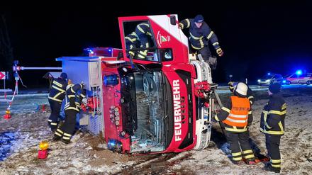 Bei Merzdorf verunglückte ein Feuerwehrfahrzeug. 