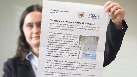 Kornelia Dabelow mit einem der Flyer, mit denen Anwohner seinerzeit zur Speichelprobe aufgerufen wurden.