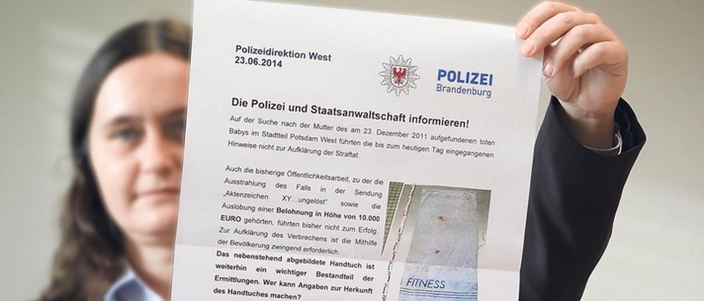 Kornelia Dabelow mit einem der Flyer, mit denen Anwohner seinerzeit zur Speichelprobe aufgerufen wurden.