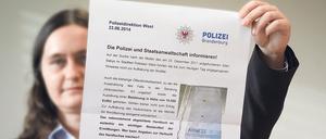 Kornelia Dabelow mit einem der Flyer, mit denen Anwohner seinerzeit zur Speichelprobe aufgerufen wurden.
