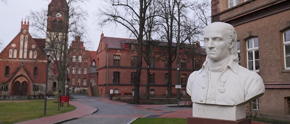 Der Oberlinhaus-Campus in Babelsberg - samt Marmorbüste von Johann Friedrich Oberlin.
