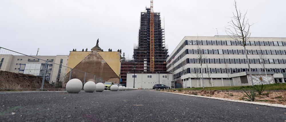Eine Machbarkeitsstudie soll nun klären, wie das geplante "Haus der Demokratie" zwischen Rechenzentrum und dem Turm der Garnisonkirche aussehen könnte.