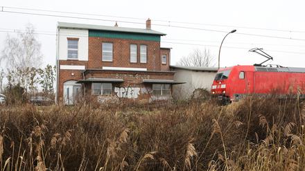 Das Gelände mit altem Bahnhof wird zur Zeit durch ein Entsorgungs- und Containerunternehmen genutzt.