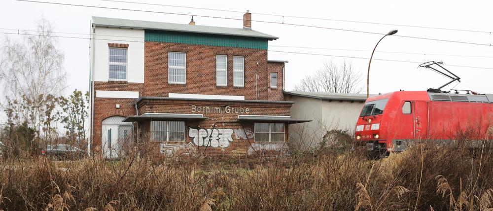 Das Gelände mit altem Bahnhof wird zur Zeit durch ein Entsorgungs- und Containerunternehmen genutzt.