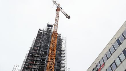 Der Turm der Garnisonkirche wird an der Breiten Straße errichtet