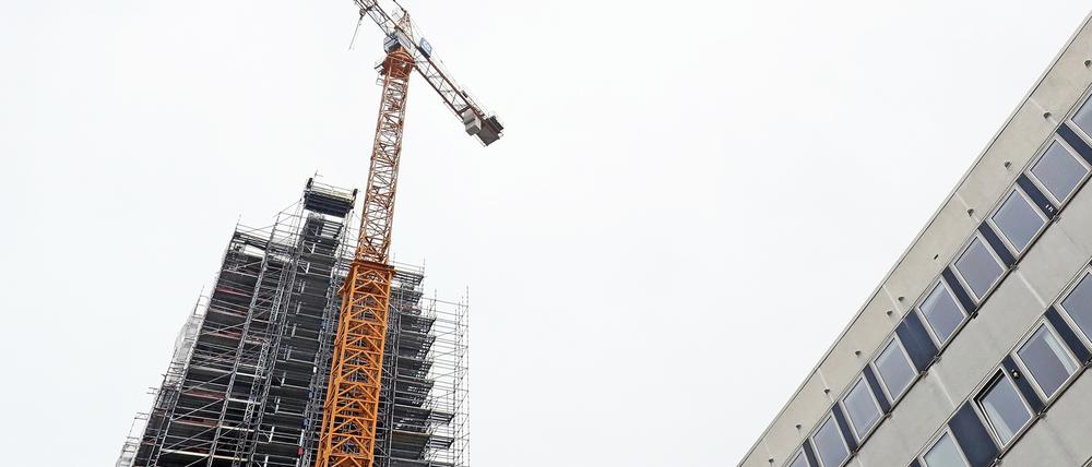 Der Turm der Garnisonkirche wird an der Breiten Straße errichtet