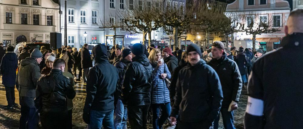 In Cottbus versammelten sich rund 800 Menschen auf dem Altmarkt.