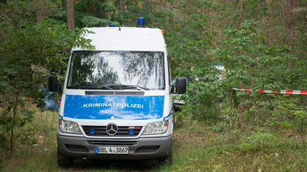 Ein Wagen der Kriminalpolizei in einem Wald bei Oranienburg. Hier fanden Besucher einer dortigen Bunkeranlage die Leiche der Frau.