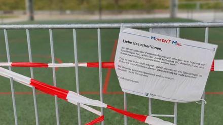 Eine abgesperrte Sportanlage im Potsdamer Volkspark.