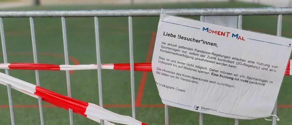 Eine abgesperrte Sportanlage im Potsdamer Volkspark.
