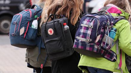 Jugendliche auf dem Weg in die Schule. (Symbolbild).