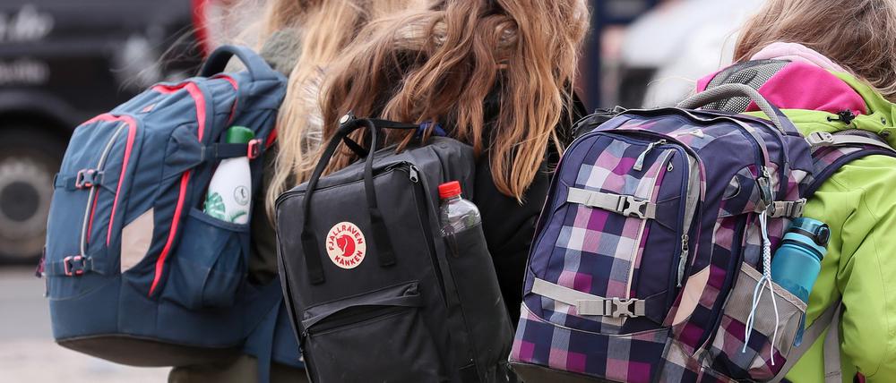 Jugendliche auf dem Weg in die Schule. (Symbolbild).