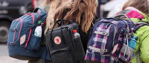 Jugendliche auf dem Weg in die Schule. (Symbolbild).