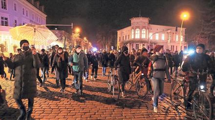 Die regulär angemeldete Demonstration der Gegner einer Impfpflicht führte am Montagabend auch am Jägertor vorbei. 