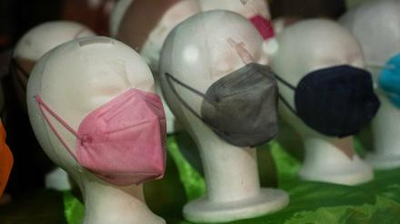 Beim Einkaufen fällt 2G weg, dafür müssen FFP2-Masken getragen werden.