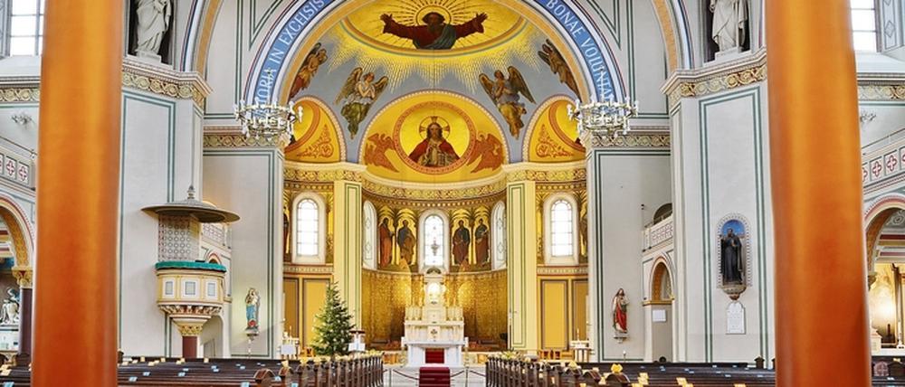Das Innere der heutigen Kirche auf dem Bassinplatz hat optisch einiges zu bieten.
