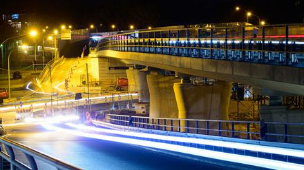 Zuletzt wurde an der Brücke ein stählernes Traggerüst entfernt.
