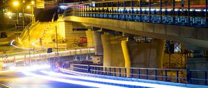 Zuletzt wurde an der Brücke ein stählernes Traggerüst entfernt.
