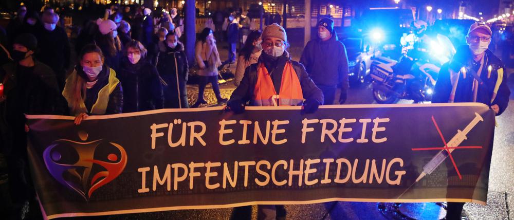 Hunderte Menschen beteiligten sich zuletzt an den Potsdamer Demonstrationen der Impfpflicht-Gegner.
