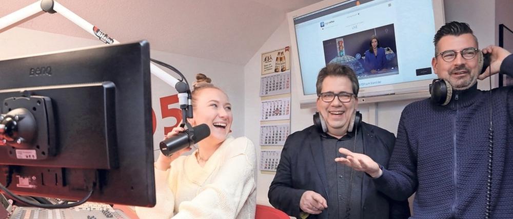 Euphorisch. Das Programmteam im Studio von BHeins um Andreas Müller (r.), Radiochef Hartmut Behrenwald und Volontärin Karolina Kolodziey (v.r.) ist in bester Stimmung.