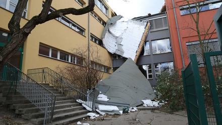 Das Dach der Neuen Grundschule in der Flotowstraße wurde teilweise abgedeckt.
