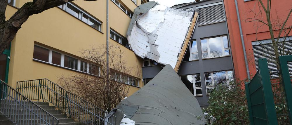 Das Dach der Neuen Grundschule in der Flotowstraße wurde teilweise abgedeckt.