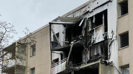Mehrere Balkone des Mehrfamilienhauses wurden zerstört.