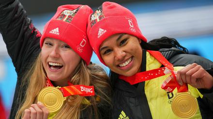 Laura Nolte (l.) und Deborah Levi jubeln mit ihren Goldmedaillen.