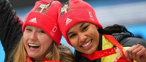 Laura Nolte (l.) und Deborah Levi jubeln mit ihren Goldmedaillen.