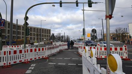 Ampel und Absperrungen am Leipziger Dreieck.
