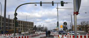 Ampel und Absperrungen am Leipziger Dreieck.