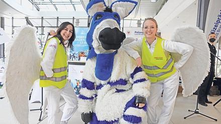 Zwei gelbe Engel und das Maskottchen „ZeBra“ begleiteten die Verkündung der Unfallzahlen. 