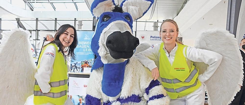 Zwei gelbe Engel und das Maskottchen „ZeBra“ begleiteten die Verkündung der Unfallzahlen. 