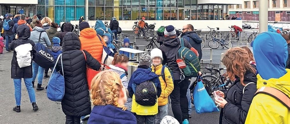 Viele potenzielle Badegäste beschwerten sich auch online über die langen Wartezeiten vor dem Schwimmbad.