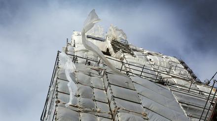 Stürmische Zeiten: Der im Bau befindliche Turm der Garnisonkirche.