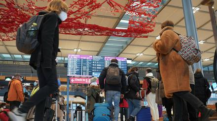 Reisende am Hauptstadtflughafen BER.