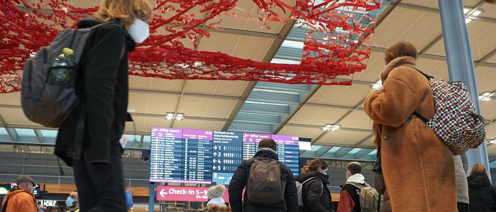 Reisende am Hauptstadtflughafen BER.