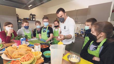 Koch Franz Josef Steiner will den Umgang mit guten Zutaten und die Freude am Kochen vermitteln. 