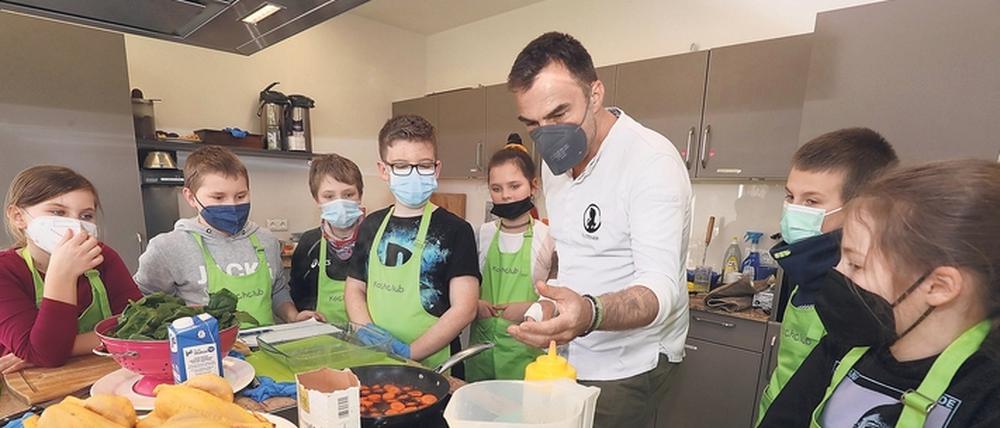 Koch Franz Josef Steiner will den Umgang mit guten Zutaten und die Freude am Kochen vermitteln. 