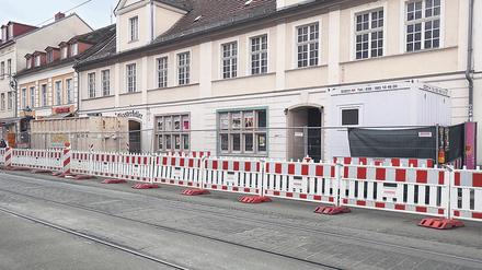 Erbaut wurde das barocke Doppelhaus 1736. Nun sperrt ein Bauzaun das Haus ab.